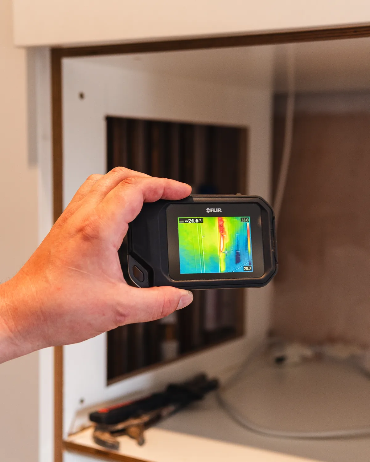 Thermal camera displaying a temperature pattern on concealed pipework